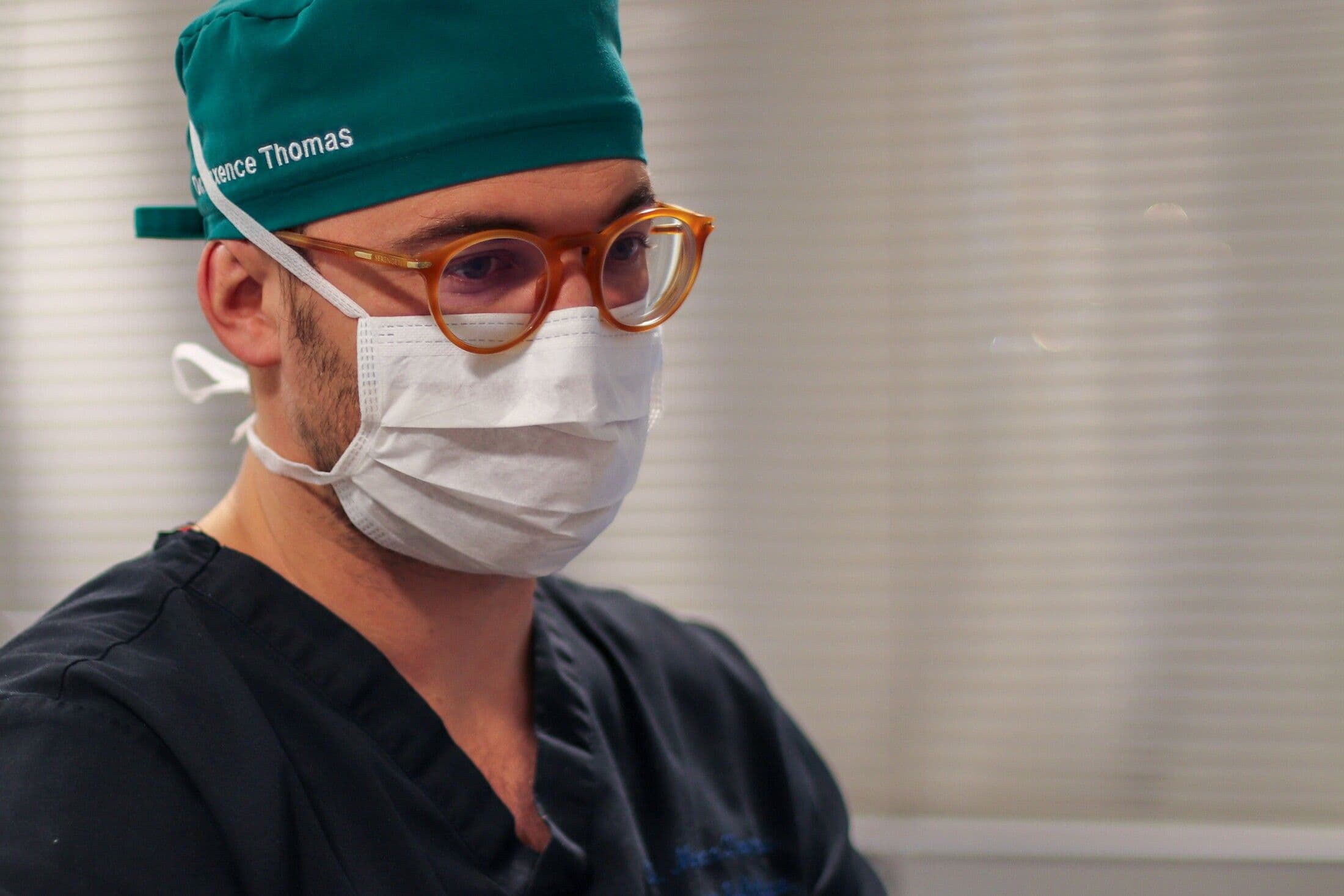 Le Dr Maxence Thomas, chirurgien plasticien à Bordeaux